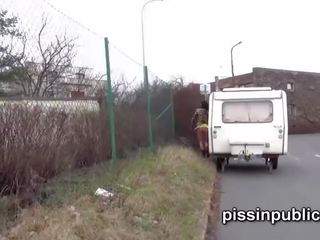 Reckless дівчинки managed для знаходити a солодка spot для сеча між parked автомобілів