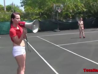 Concupiscent fac ado lesbiennes jouer nu tennis & appréciez chatte léchage amusement